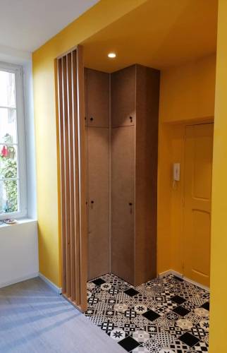 Vestiaire, mobilier et claustra sur nouveau carrelage d'entrée de maison à Crozon (29160)