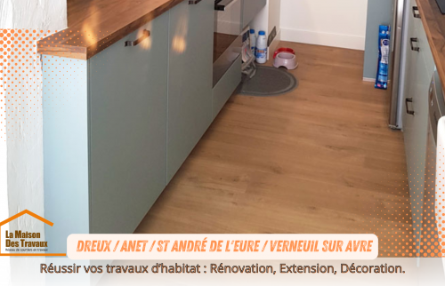 Vue d'ensemble d'une cuisine moderne, avec un plan de travail en bois et des meubles en bleu pastel, optimisant l'espace avec des touches de déco rustique à Dreux.