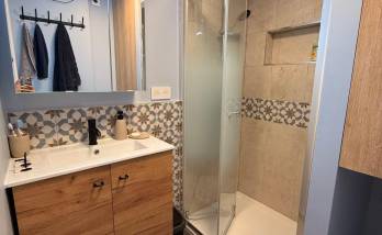 Rénovation salle de bain Paris 18, vue d'ensemble meuble vasque et cabine de douche