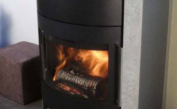 Installation poêle à bûches en pierre ollaire avec réserve journalière sous corp de chauffe- La Chapelle-sur-Erdre – 44240 –