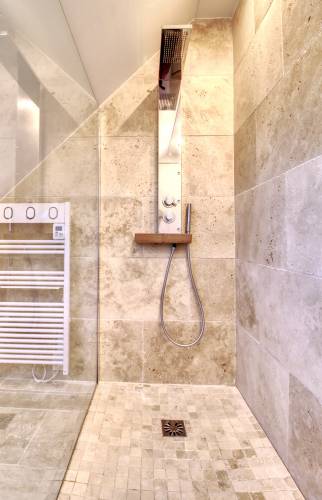 Espace douche avec colonne avec ciel de pluie