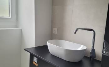 belle vasque à poser sur meuble noir