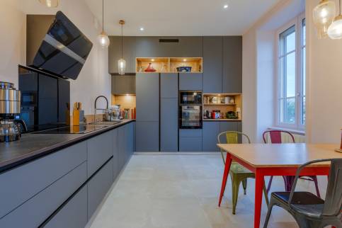 Lyon (69005) : Réalisation d'une cuisine ouverte sur le séjour avec claustra sur mesure