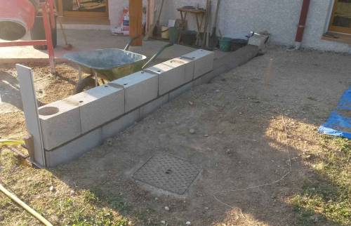 Elévation maçonnée de la structure pour gérer les deux niveaux