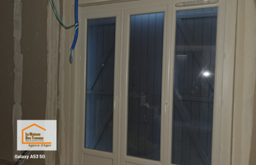 Installation d’une porte de garage enroulable moderne au Passage (47520), pratique, discrète et plus sécurisante au quotidien.