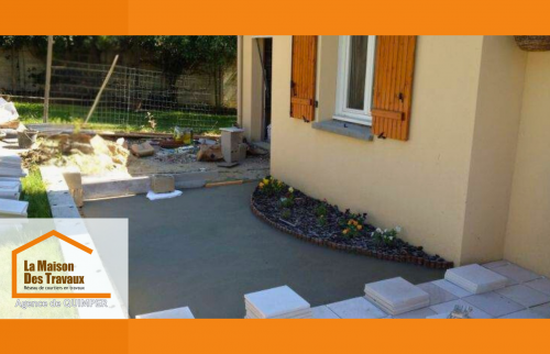 Pose de carrelage en cours à Plomeur : alignement précis et finitions soignées pour une terrasse durable et esthétique.