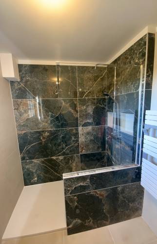 Douche design noire La Maison Des Travaux Alès