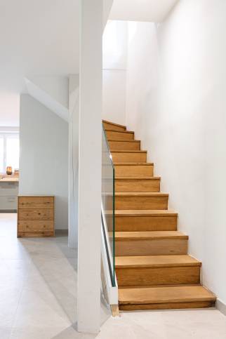 Rénovation complète d'une maison, La Tour de Salvigny (69890) : escalier avec placards aménagés