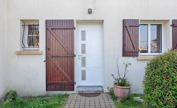 Rnovation menuiseries avec remplacement porte fermière par porte PVC imposte et restauration porte bois sur Le Bellay- en- Vexin (95750) 