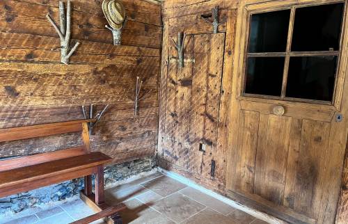 Rénovation entrée de chalet d'alpage avec réutilisation du bois de charpente et de la porte d'origine