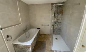 Salle de bains moderne avec baignoire, douche à l'italienne et carrelage grand format