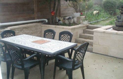 La terrasse devant la chambre d'amis, et au bas de l'escalier intérieur de la vérand