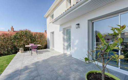Nouvelle terrasse et grande baie vitrée donnant sur le jardin Salle de bain après rénovation (Saintry-sur-Seine 91250)