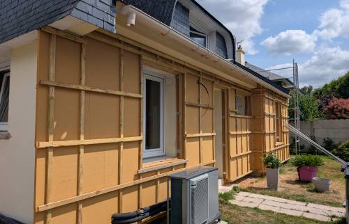 Pose de l’ITE et bardage bois en cours à Bruz