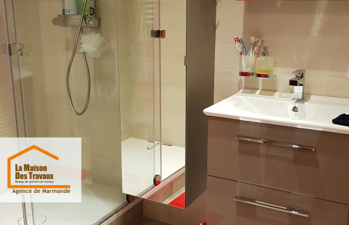 Douche à l’italienne et meuble suspendu : une salle de bain modernisée avec goût grâce à La Maison Des Travaux de Marmande.