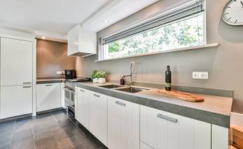 Cette rénovation complète allie modernité et respect du charme d'origine.