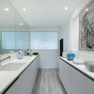 Cuisine ouverte moderne dans un appartement traversant