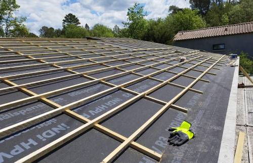 Pose des différents liteaux sur la toiture