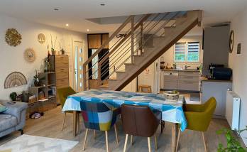 Cuisine ouverte sur le séjour dans une maison rénovée - Combs-la-Ville 77380