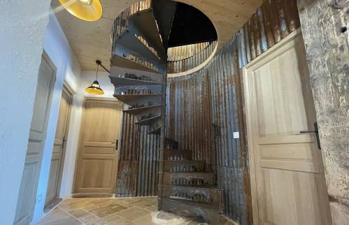 Escalier avec taules ondulées récupérées et réutilisées