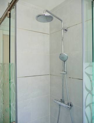 Rénovation d'une salle de bains d'invités  (Lyon Vaise) : Douche Grand Format et Meuble Vasque à tiroir blanc laqués