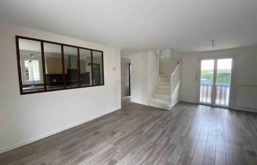 Résultat final de la rénovation de la cage d'escalier dans cette maison à Craponne 69290
