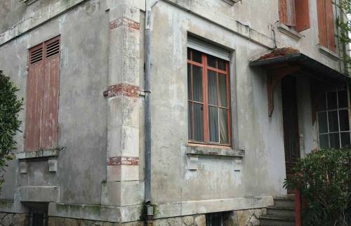 façade d'une maison blanche à Arcachon