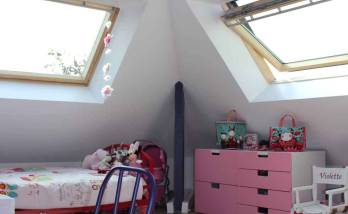 Chambre terminée dans les combles aménagés pour enfants