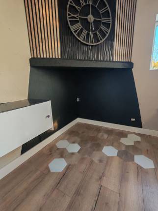 Rénovation de sol intérieur avec pose de stratifié et carrelage hexagonal à l'emplacement du poêle à bois - Sainte-Anastasie-sur-Issole 83136