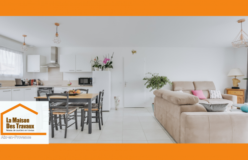 Rénovation complète à Aix-en-Provence : cuisine et salon modernisés avec style par Laurent Nemer, votre courtier en travaux.