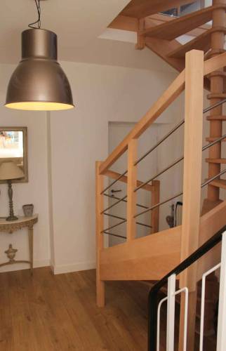 création escalier teck et frêne avec garde corps à lices