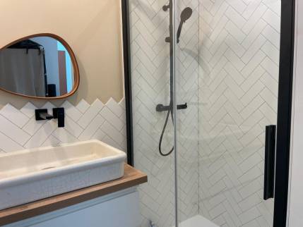 Faïence en chevrons dans une nouvelle salle de bain - Cholet 49