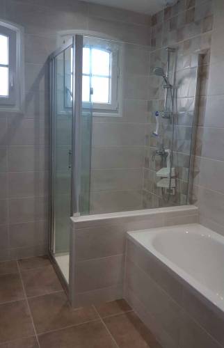 Douche et baignoire dans une petite salle de bains à Saintes