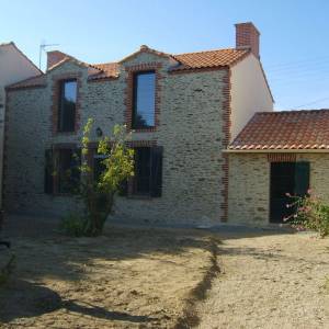 Surélévation d'une maison en pierre, Pornic (44) - Façade arrière, jardin