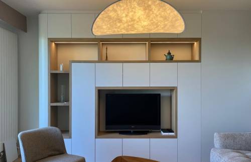 Meuble TV design avec niches décoratives réalisé à Écully (69130)