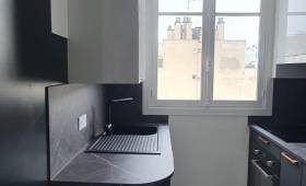 Un plan de travail arrondi dans cette cuisine moderne au Chesnay