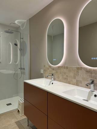 Miroirs connectés et rétroéclairés dans une salle de bain rénovée - Cholet 49300