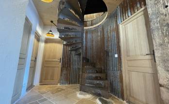 Escalier avec taules ondulées récupérées et réutilisées