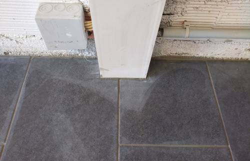 sol carrelé dans un garage