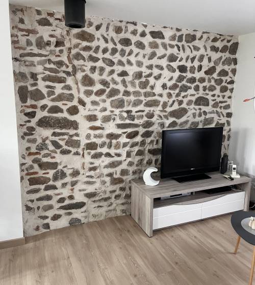 Mur en pierre apparentes restauré dans une maison ancienne - Glun 07300