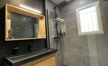 Salle de bain dans les tons gris, noir, et bois, très tendance ! 
