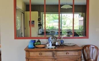 Verrière d'atelier d'inspiration classique dans une maison située au sud de Lyon