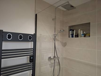  Douche et radiateur de salle de bain après rénovation - Tramoyes 01390
