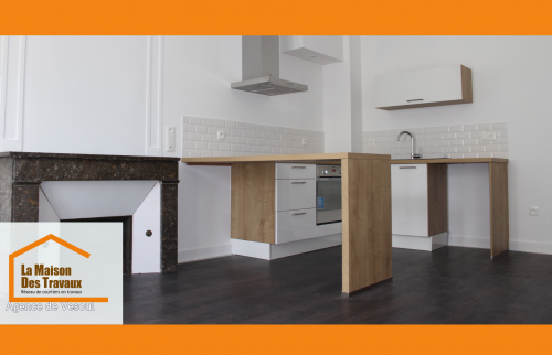Cuisine rénovée au design épuré, mêlant bois clair et blanc laqué, proche Héricourt – projet signé La Maison Des Travaux Vesoul.