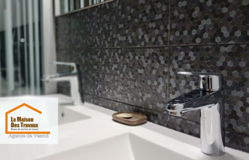 Transformation raffinée de la salle de bain avec un meuble vasque suspendu au style contemporain, une paroi de douche vitrée et un carrelage mosaïque