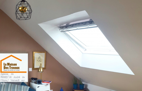 Combles transformés en chambre lumineuse et chaleureuse grâce à deux Velux.
