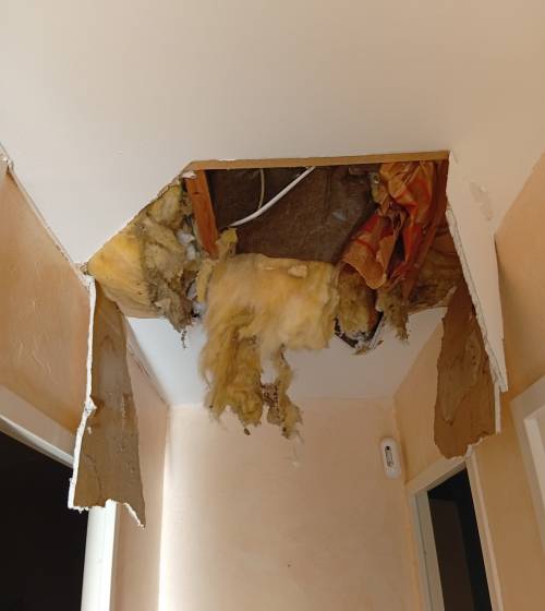 Avant travaux, trou dans le plafond 