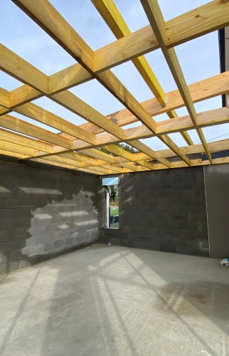 Extension de la maison vue sur les poutres