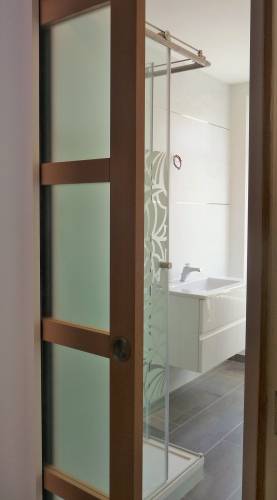 Rénovation d'une salle de bains d'invités  (Lyon Vaise) : Douche Grand Format et Meuble Vasque à tiroir blanc laqués
