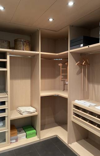 Montage éléments dressing ouvert en hêtre teinté dans un pavillon de Meaux (77100)